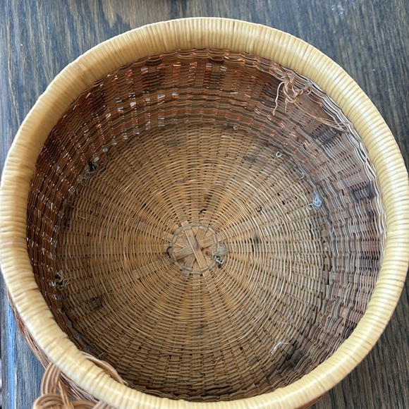 Vintage basket w/ lid, round, tight weave, browns, 5.5x4 inches - Picture 4 of 6